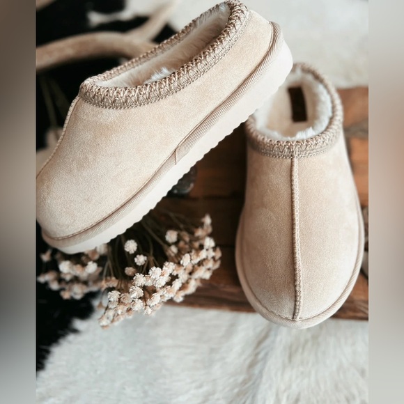 NIB Brand New Sparks Very G Cream Faux Fur Vegan Suede Slippers Slides Shoes - Picture 4 of 11